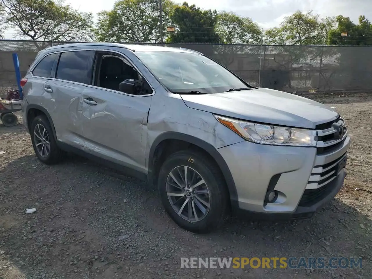 4 Photograph of a damaged car 5TDKZRFH2KS552731 TOYOTA HIGHLANDER 2019