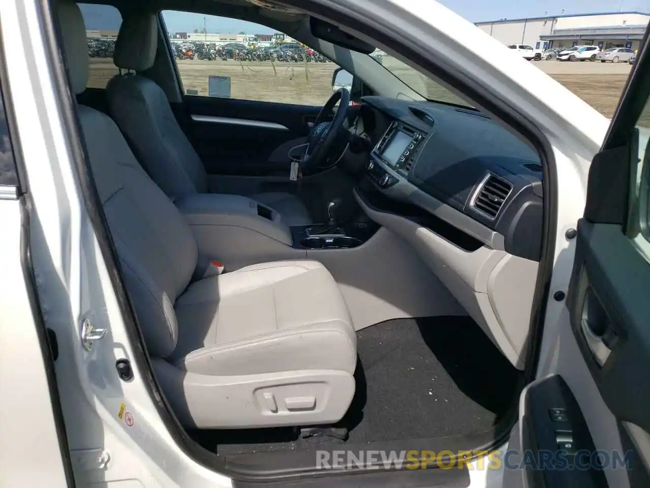 5 Photograph of a damaged car 5TDKZRFH2KS555919 TOYOTA HIGHLANDER 2019