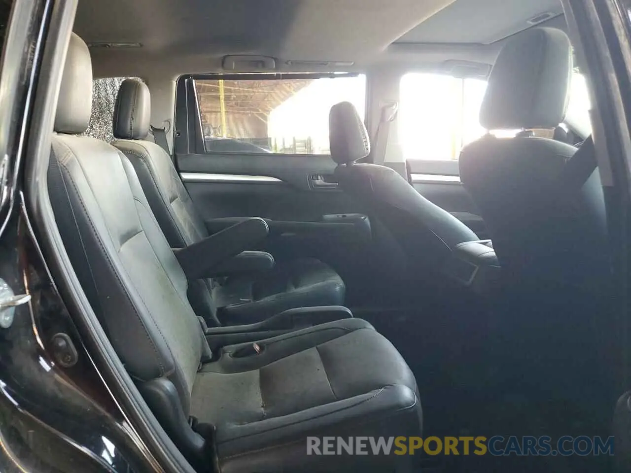 11 Photograph of a damaged car 5TDKZRFH2KS560618 TOYOTA HIGHLANDER 2019