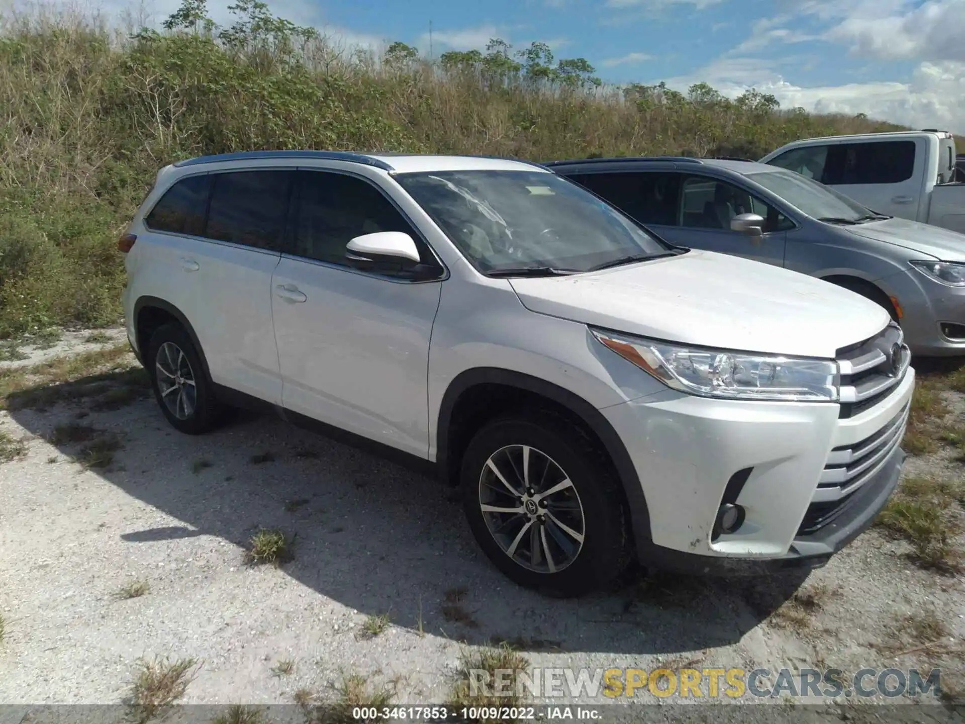 1 Photograph of a damaged car 5TDKZRFH2KS564328 TOYOTA HIGHLANDER 2019