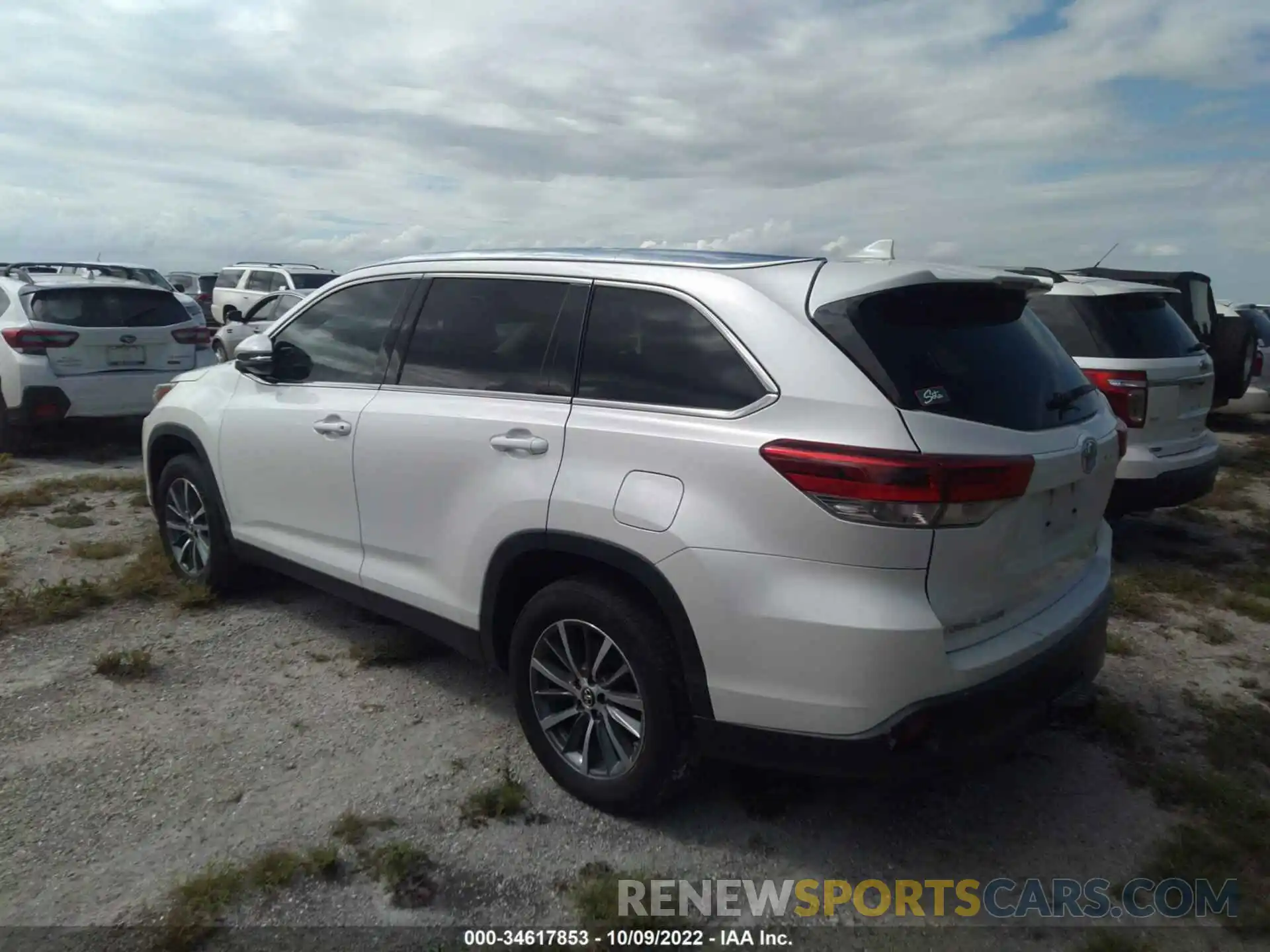 3 Photograph of a damaged car 5TDKZRFH2KS564328 TOYOTA HIGHLANDER 2019