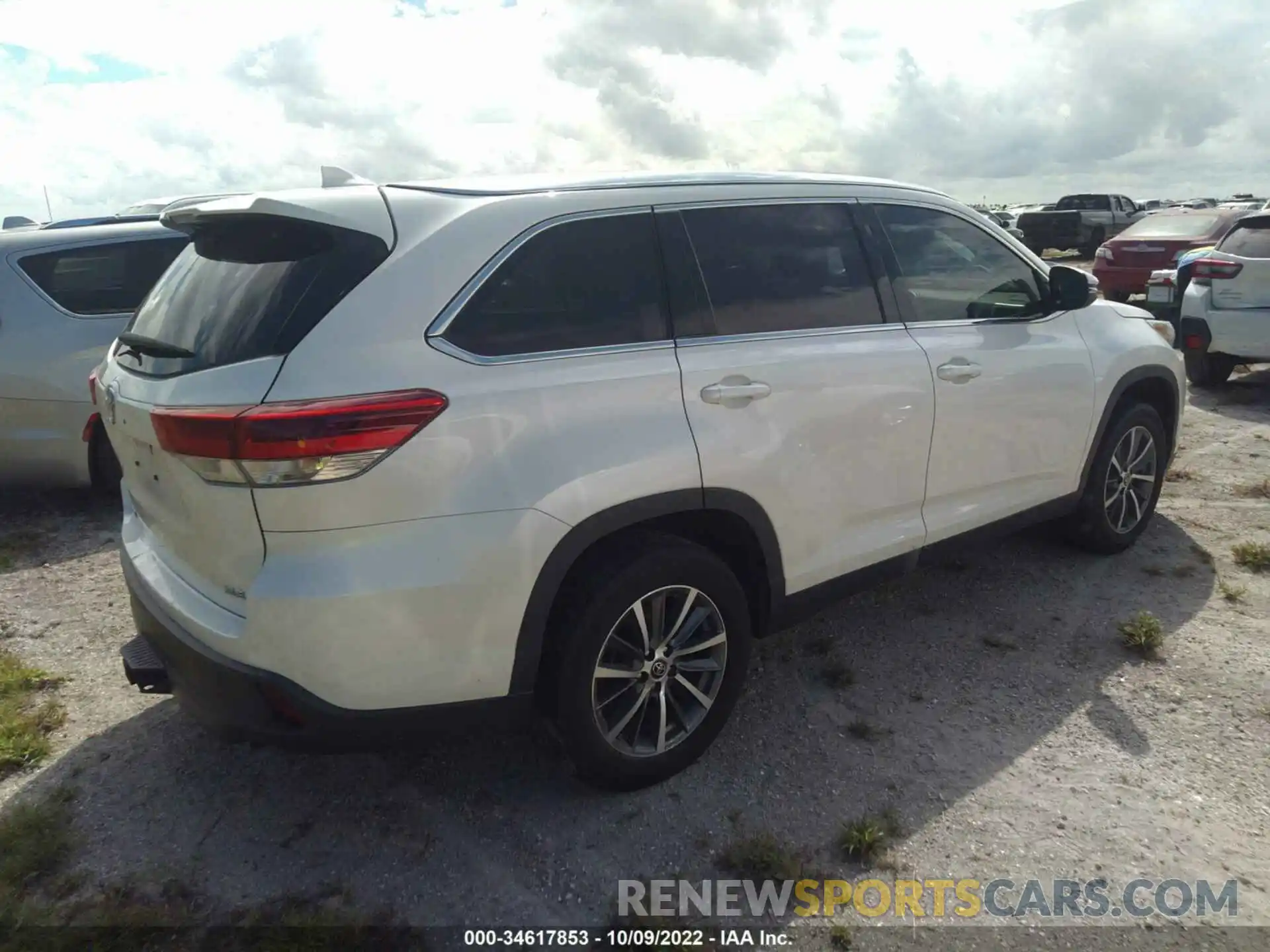 4 Photograph of a damaged car 5TDKZRFH2KS564328 TOYOTA HIGHLANDER 2019