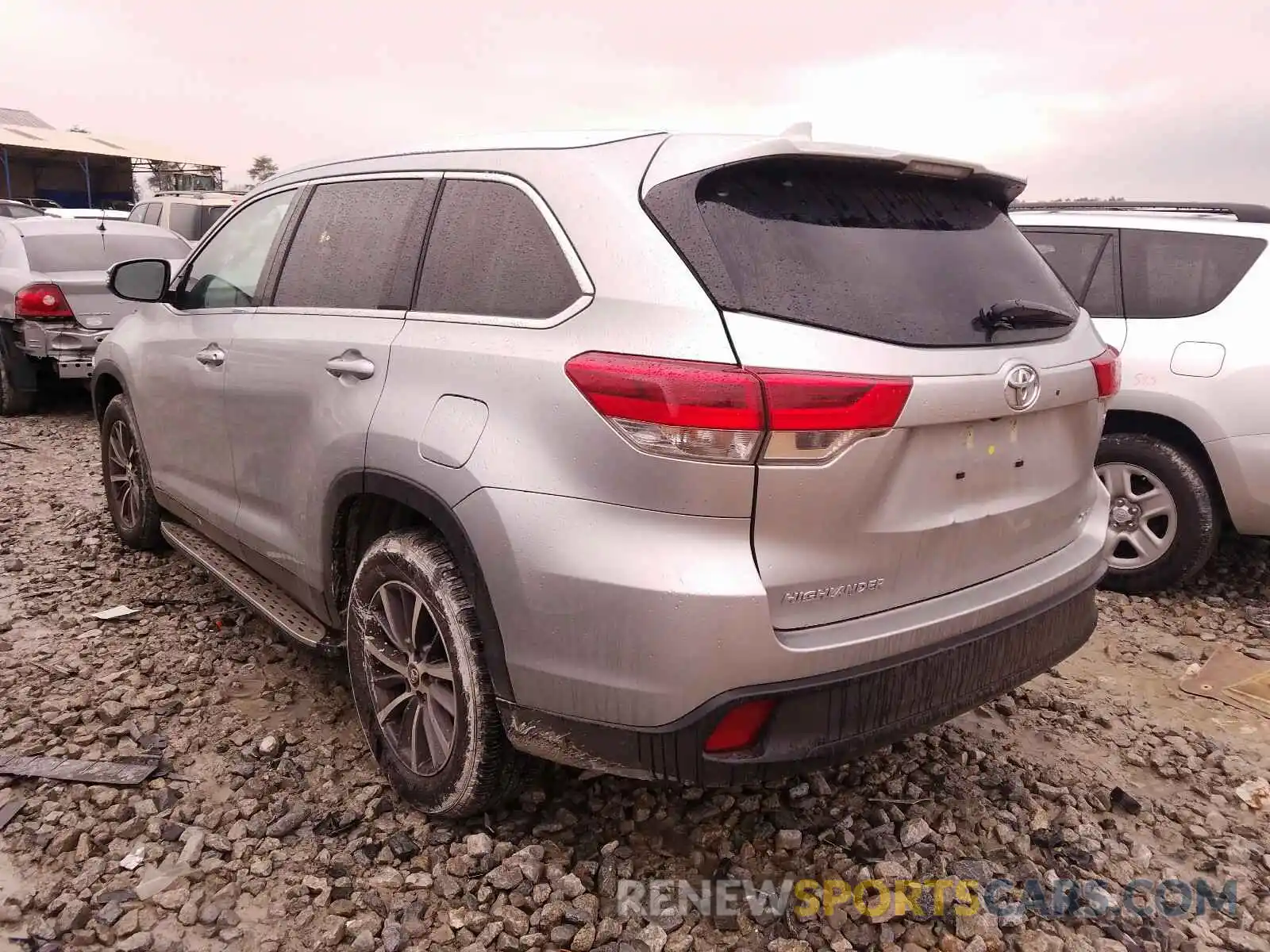 3 Photograph of a damaged car 5TDKZRFH2KS565625 TOYOTA HIGHLANDER 2019