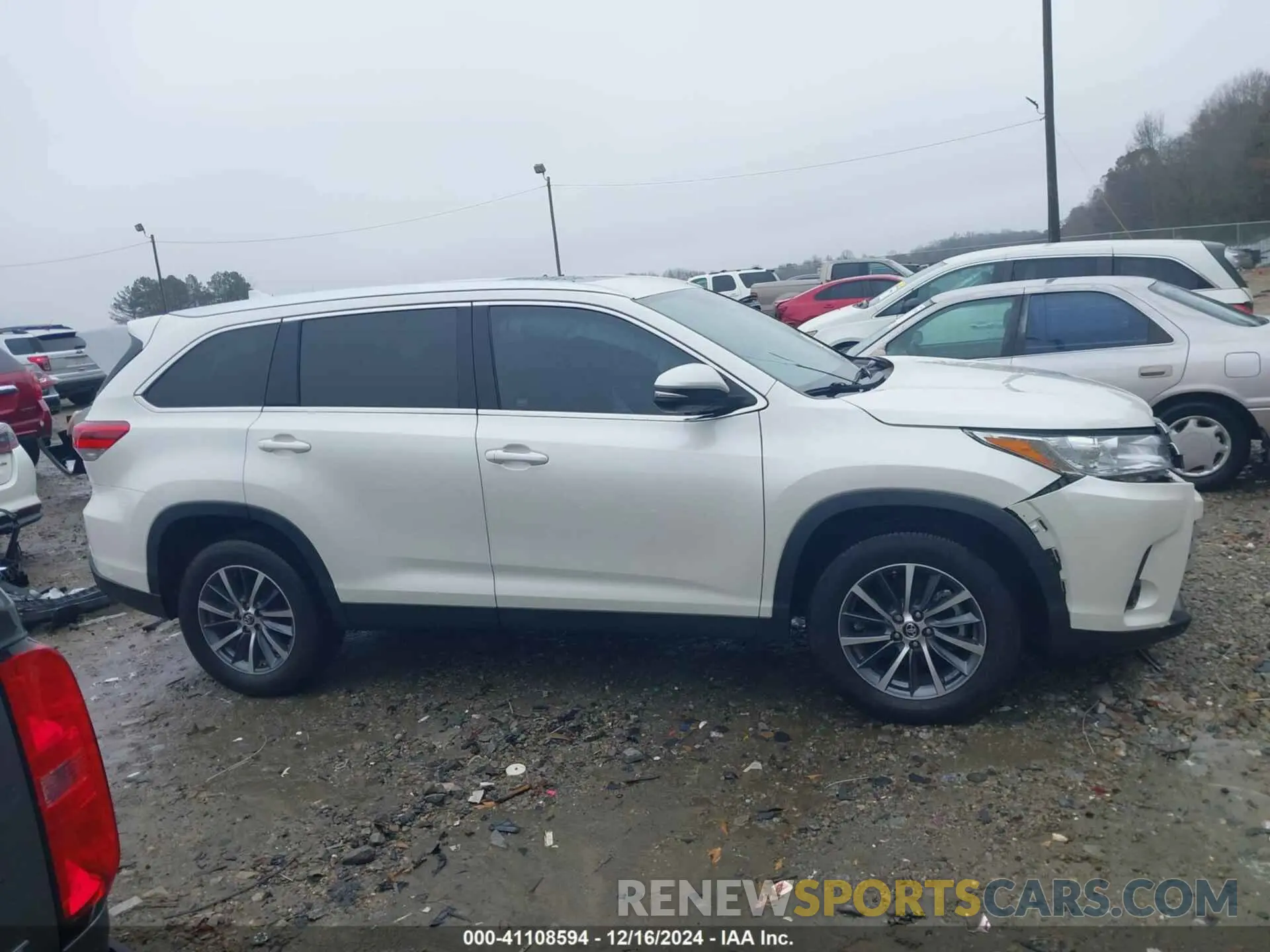 13 Photograph of a damaged car 5TDKZRFH2KS570503 TOYOTA HIGHLANDER 2019