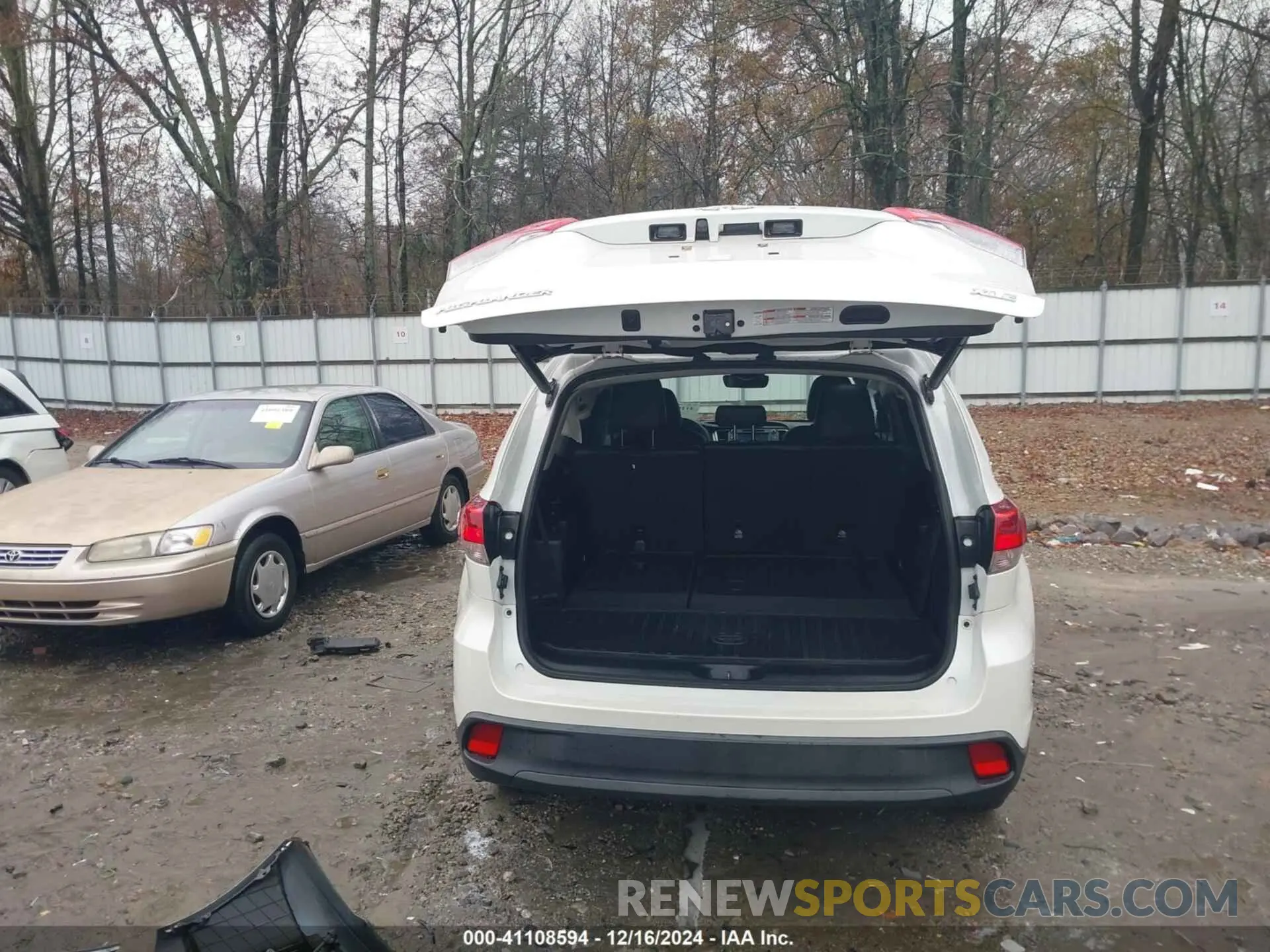 17 Photograph of a damaged car 5TDKZRFH2KS570503 TOYOTA HIGHLANDER 2019