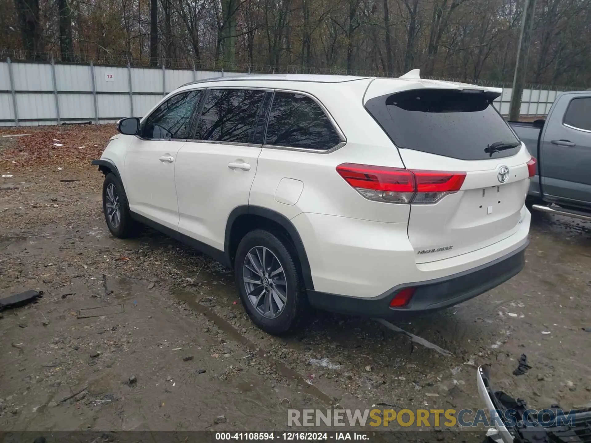 3 Photograph of a damaged car 5TDKZRFH2KS570503 TOYOTA HIGHLANDER 2019