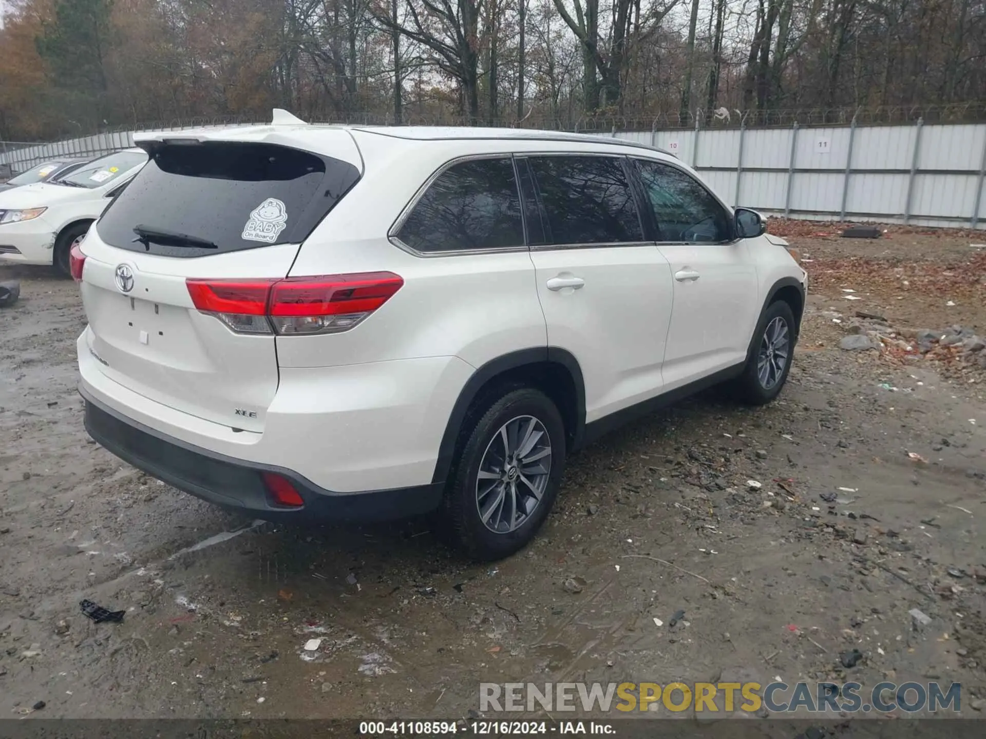 4 Photograph of a damaged car 5TDKZRFH2KS570503 TOYOTA HIGHLANDER 2019
