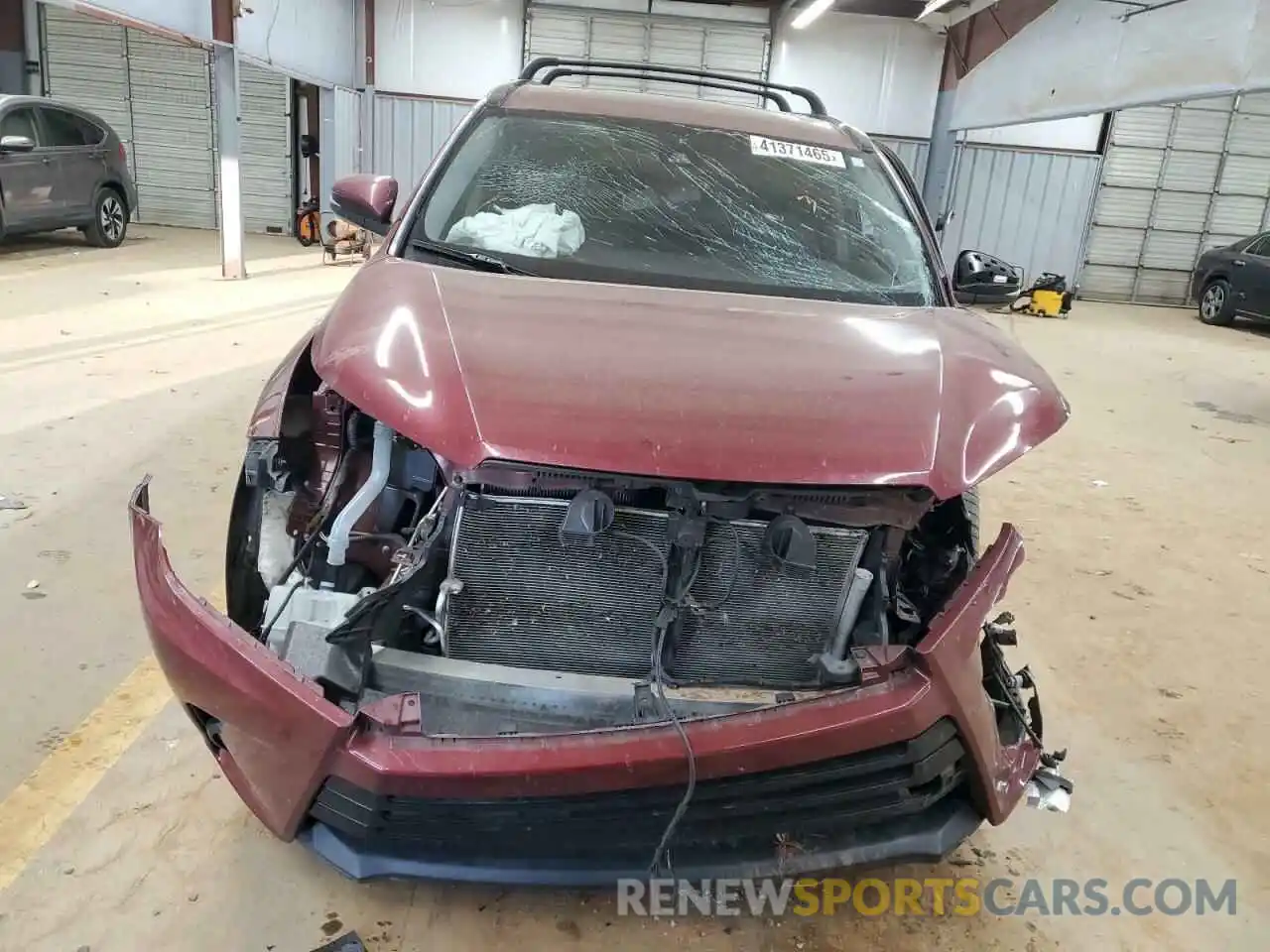 5 Photograph of a damaged car 5TDKZRFH2KS570808 TOYOTA HIGHLANDER 2019