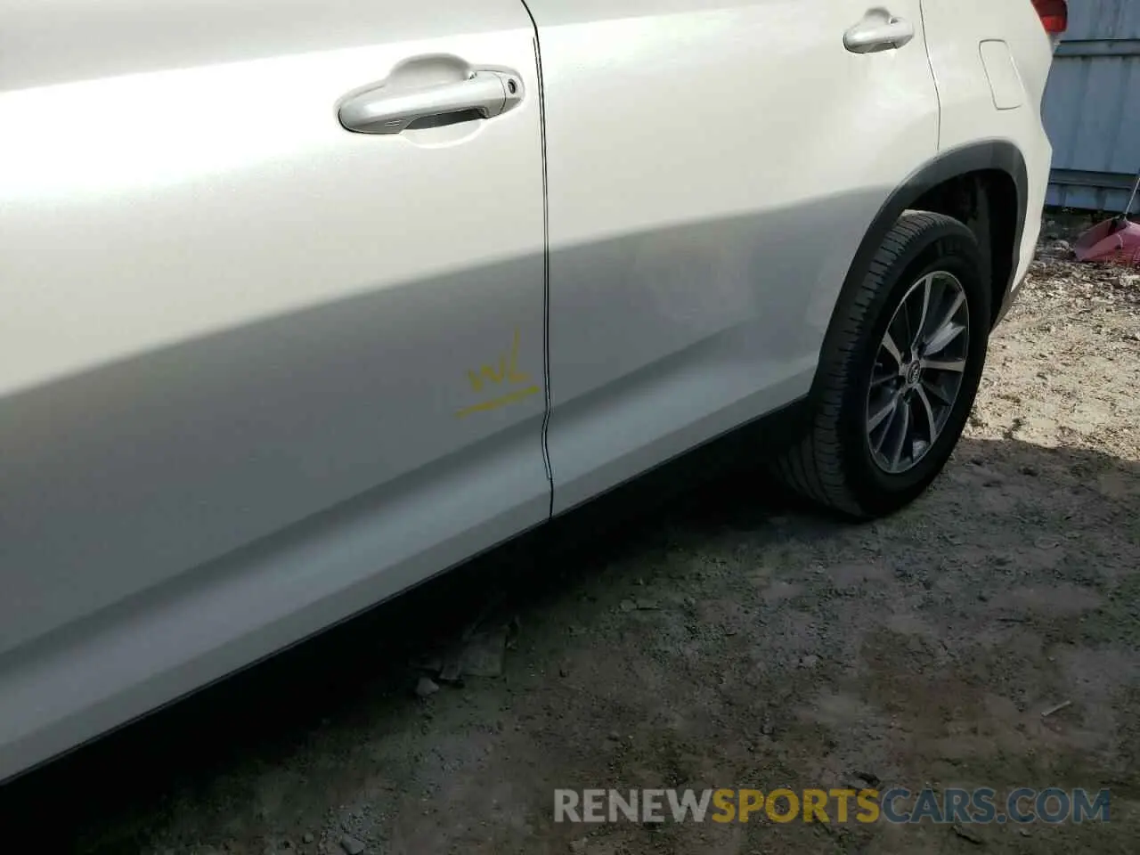 13 Photograph of a damaged car 5TDKZRFH2KS572090 TOYOTA HIGHLANDER 2019