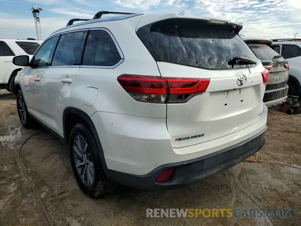 2 Photograph of a damaged car 5TDKZRFH2KS572090 TOYOTA HIGHLANDER 2019