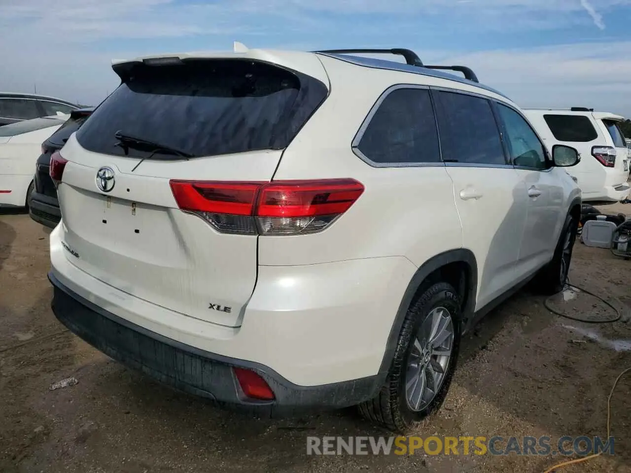 3 Photograph of a damaged car 5TDKZRFH2KS572090 TOYOTA HIGHLANDER 2019