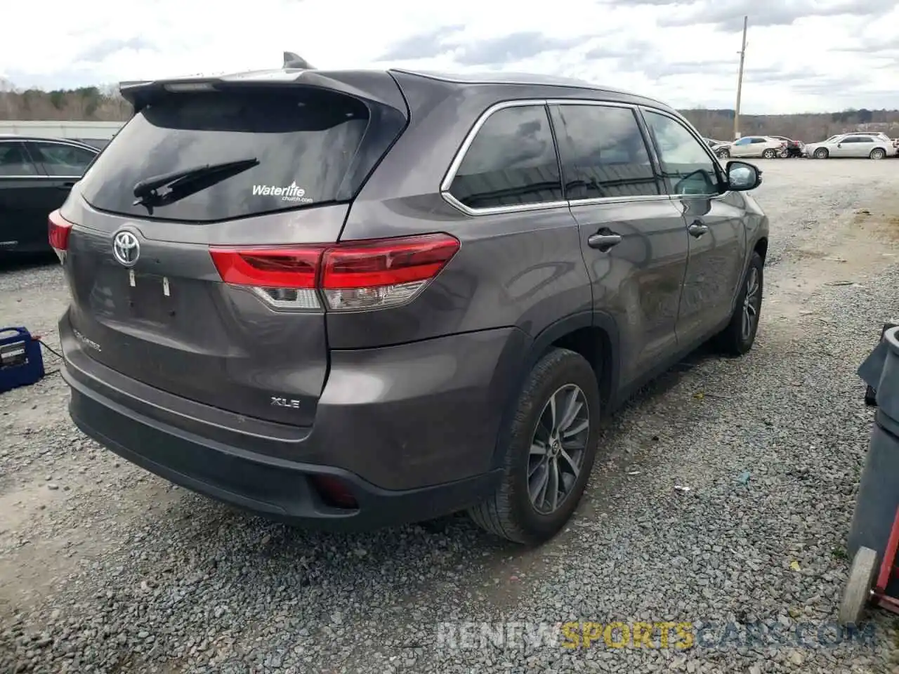 4 Photograph of a damaged car 5TDKZRFH3KS303855 TOYOTA HIGHLANDER 2019