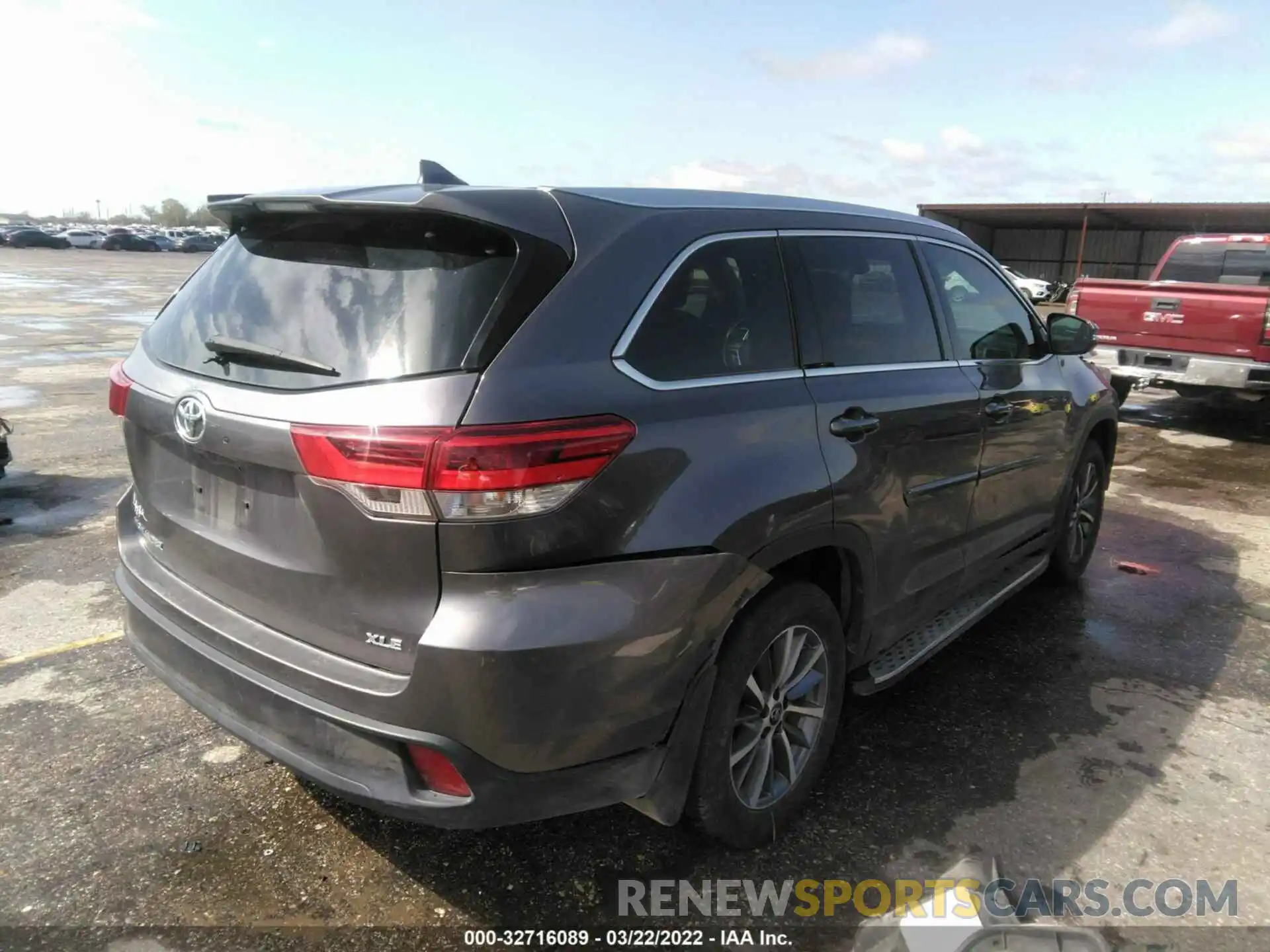 4 Photograph of a damaged car 5TDKZRFH3KS310028 TOYOTA HIGHLANDER 2019