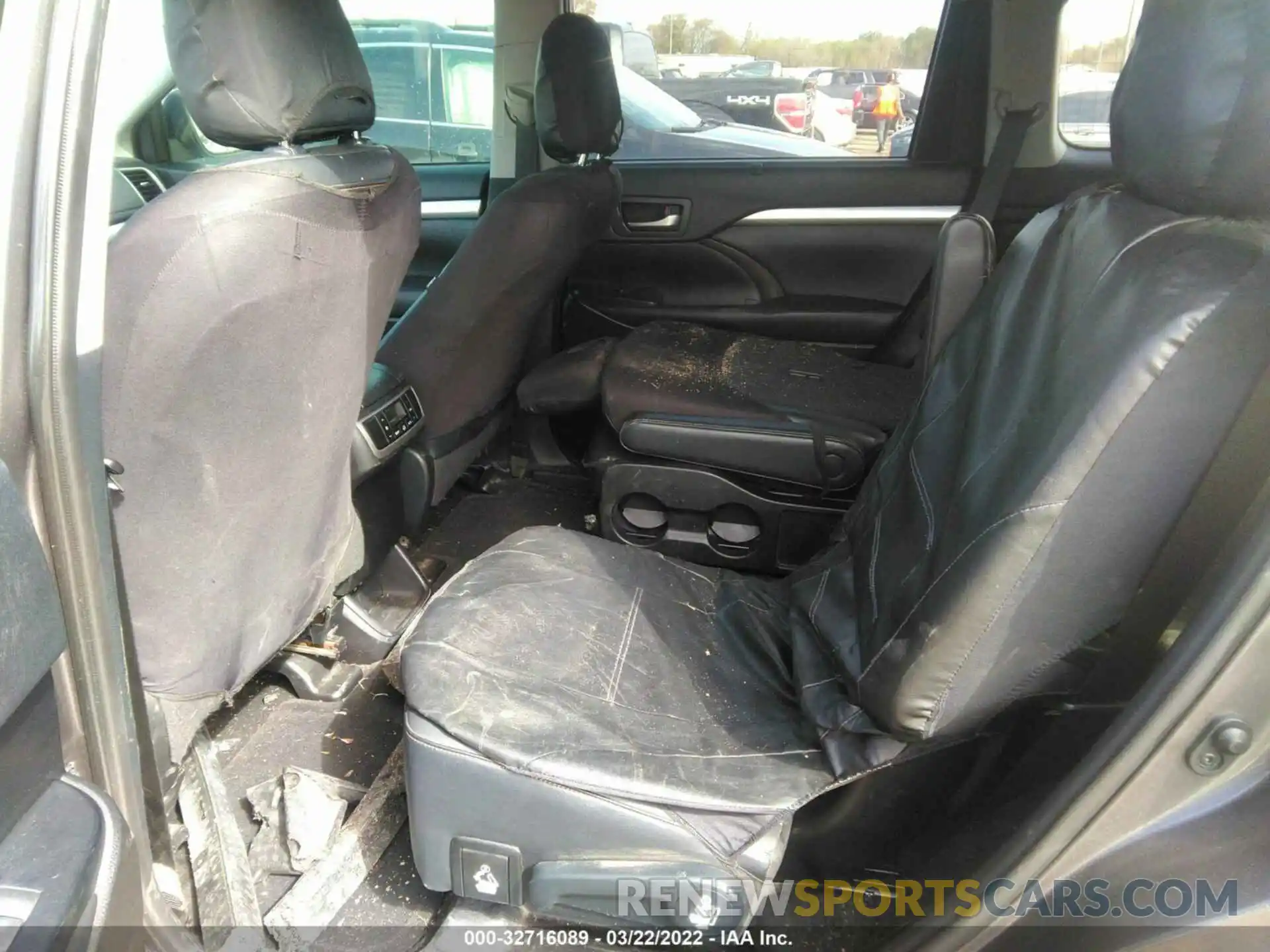 8 Photograph of a damaged car 5TDKZRFH3KS310028 TOYOTA HIGHLANDER 2019