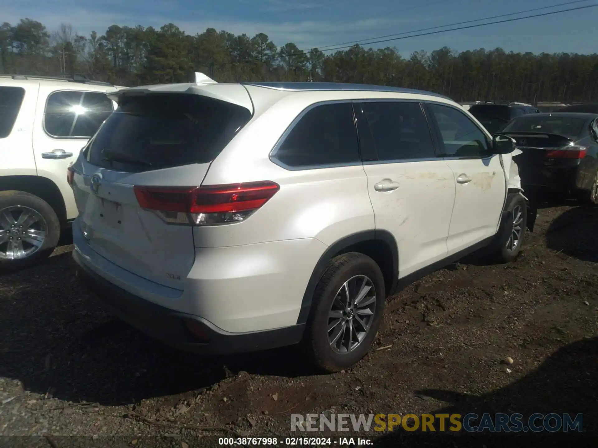 4 Photograph of a damaged car 5TDKZRFH3KS314189 TOYOTA HIGHLANDER 2019