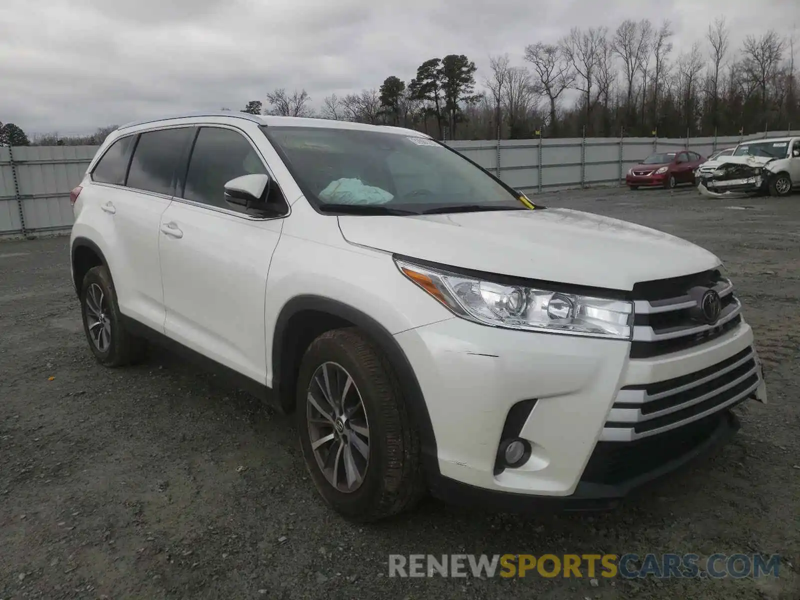 1 Photograph of a damaged car 5TDKZRFH3KS318274 TOYOTA HIGHLANDER 2019