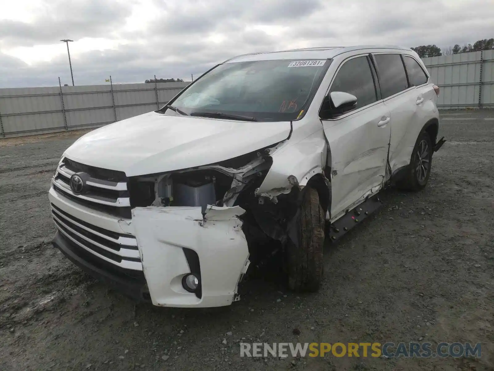 2 Photograph of a damaged car 5TDKZRFH3KS318274 TOYOTA HIGHLANDER 2019