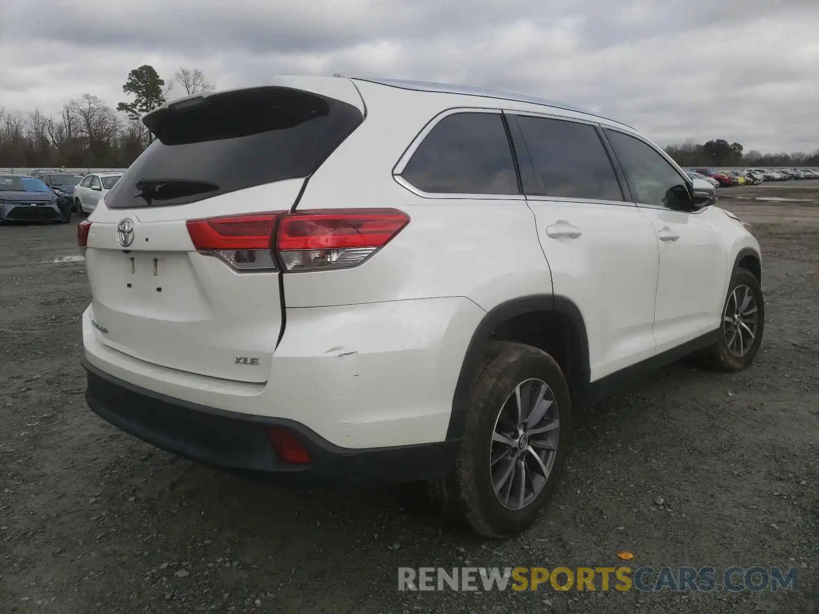 4 Photograph of a damaged car 5TDKZRFH3KS318274 TOYOTA HIGHLANDER 2019