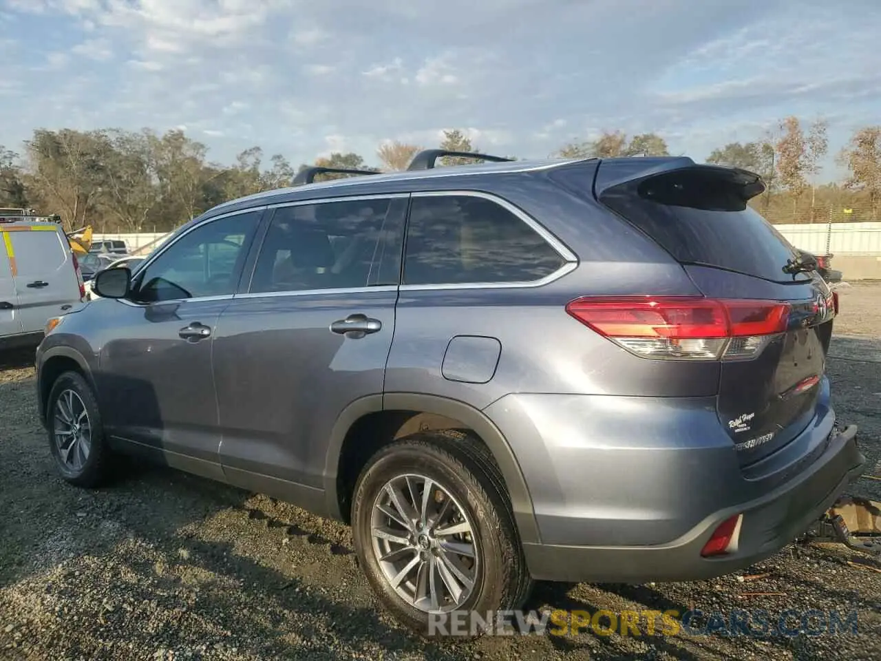 2 Photograph of a damaged car 5TDKZRFH3KS322759 TOYOTA HIGHLANDER 2019