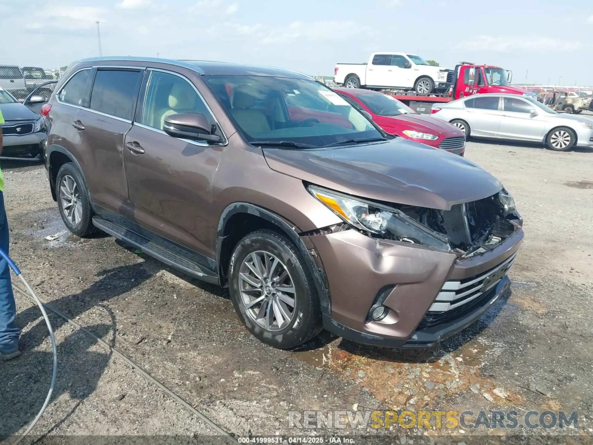1 Photograph of a damaged car 5TDKZRFH3KS344289 TOYOTA HIGHLANDER 2019