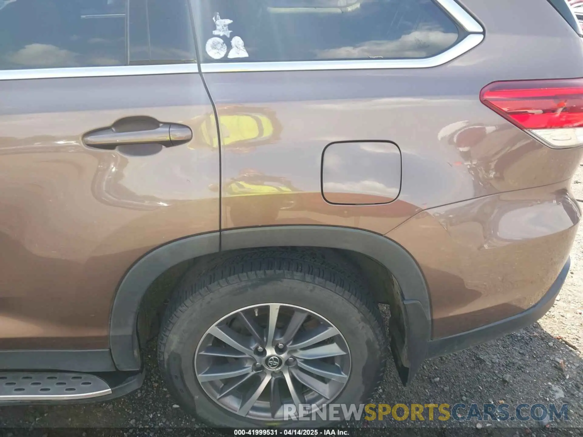 18 Photograph of a damaged car 5TDKZRFH3KS344289 TOYOTA HIGHLANDER 2019