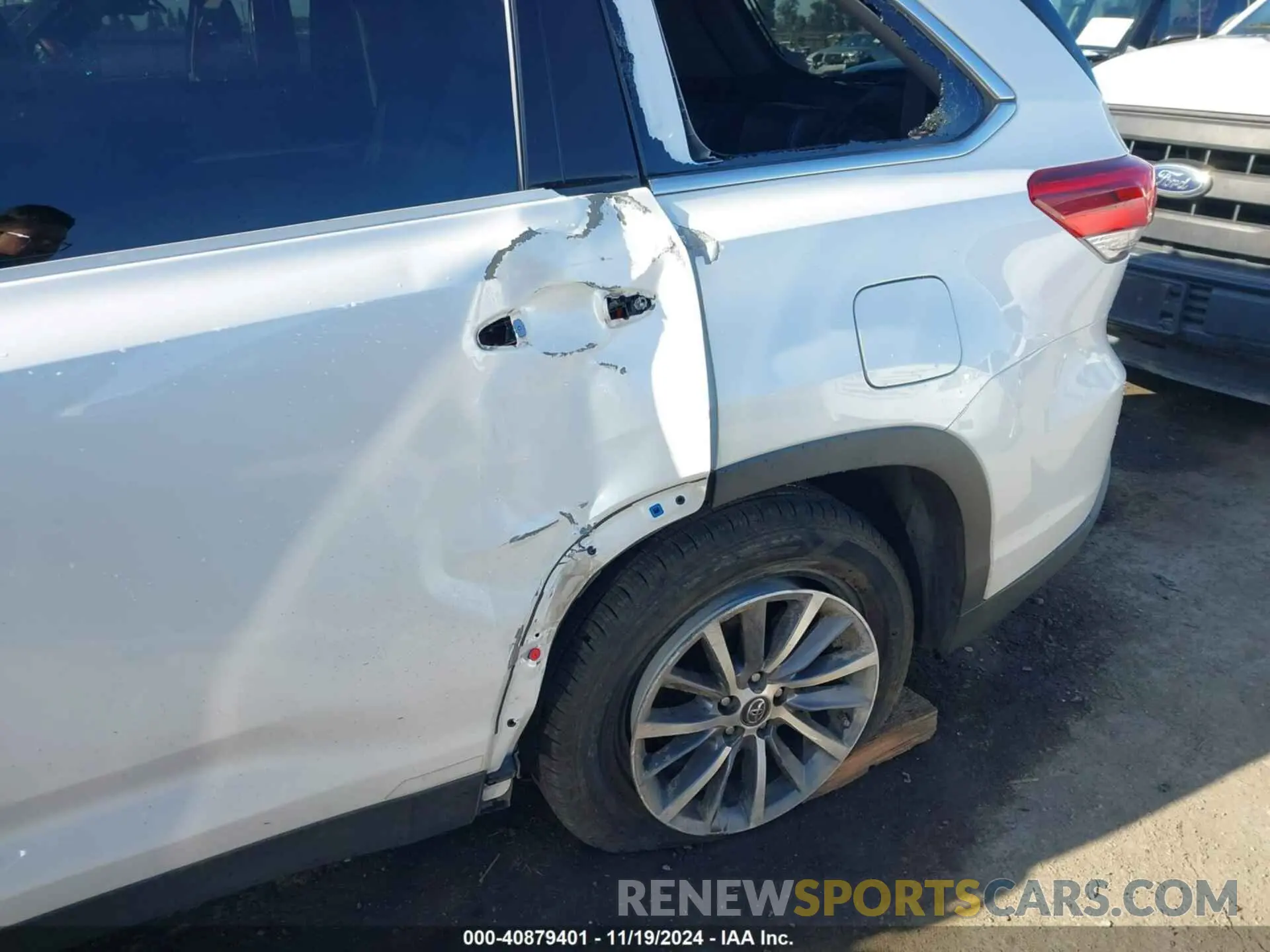 18 Photograph of a damaged car 5TDKZRFH3KS350125 TOYOTA HIGHLANDER 2019
