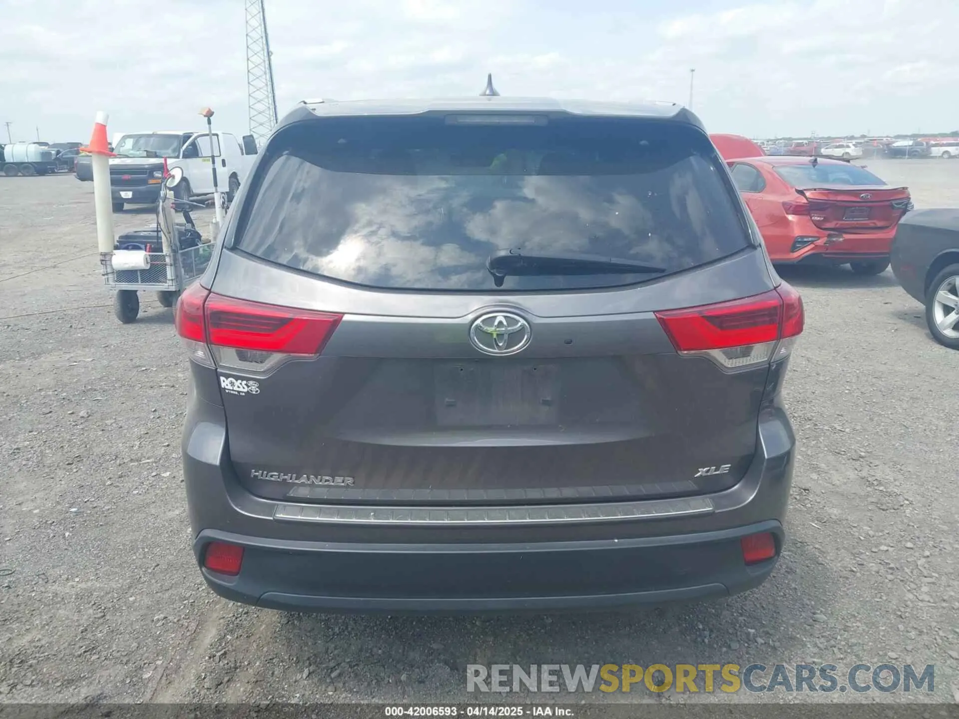 17 Photograph of a damaged car 5TDKZRFH3KS353087 TOYOTA HIGHLANDER 2019