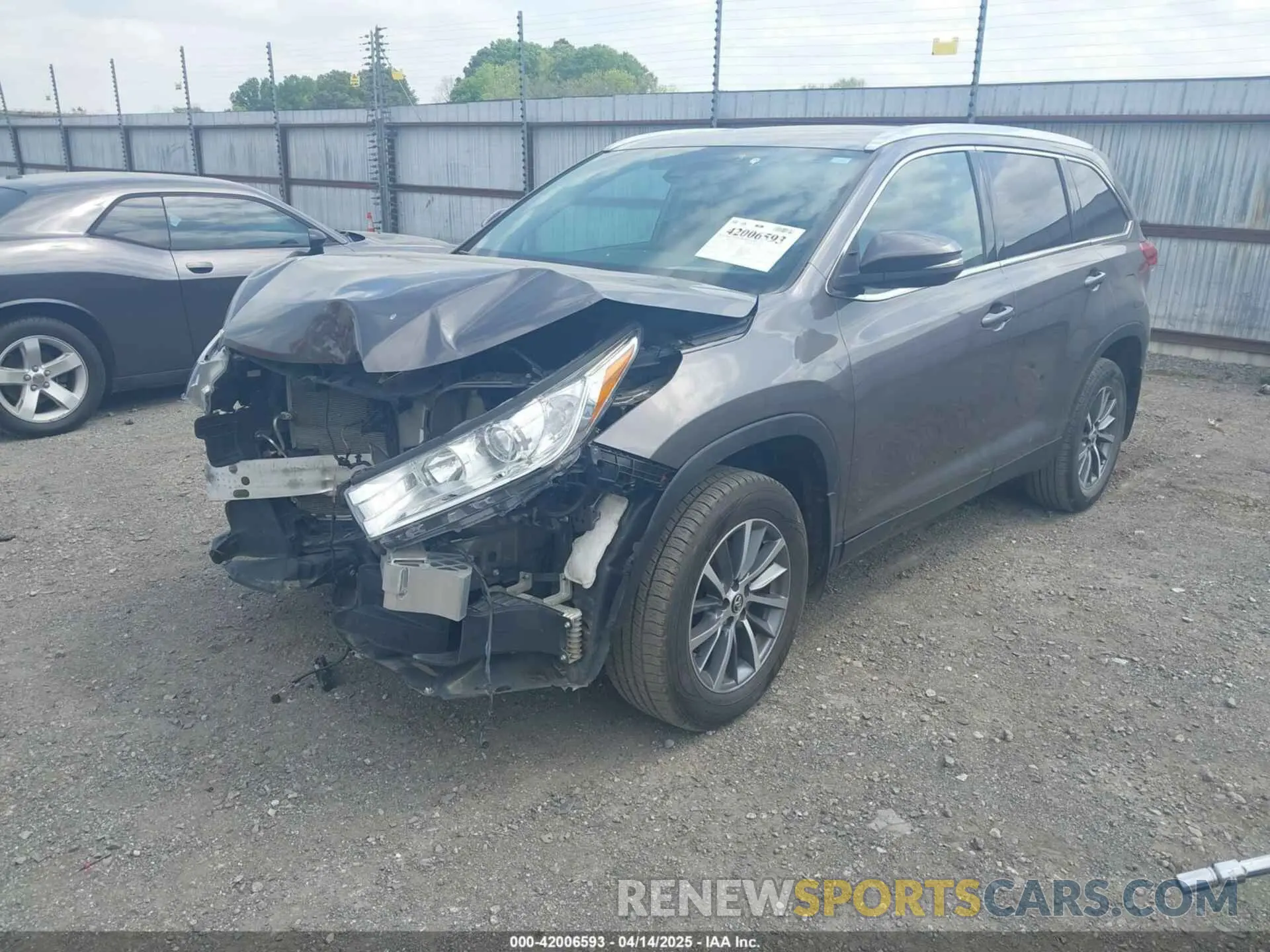 2 Photograph of a damaged car 5TDKZRFH3KS353087 TOYOTA HIGHLANDER 2019