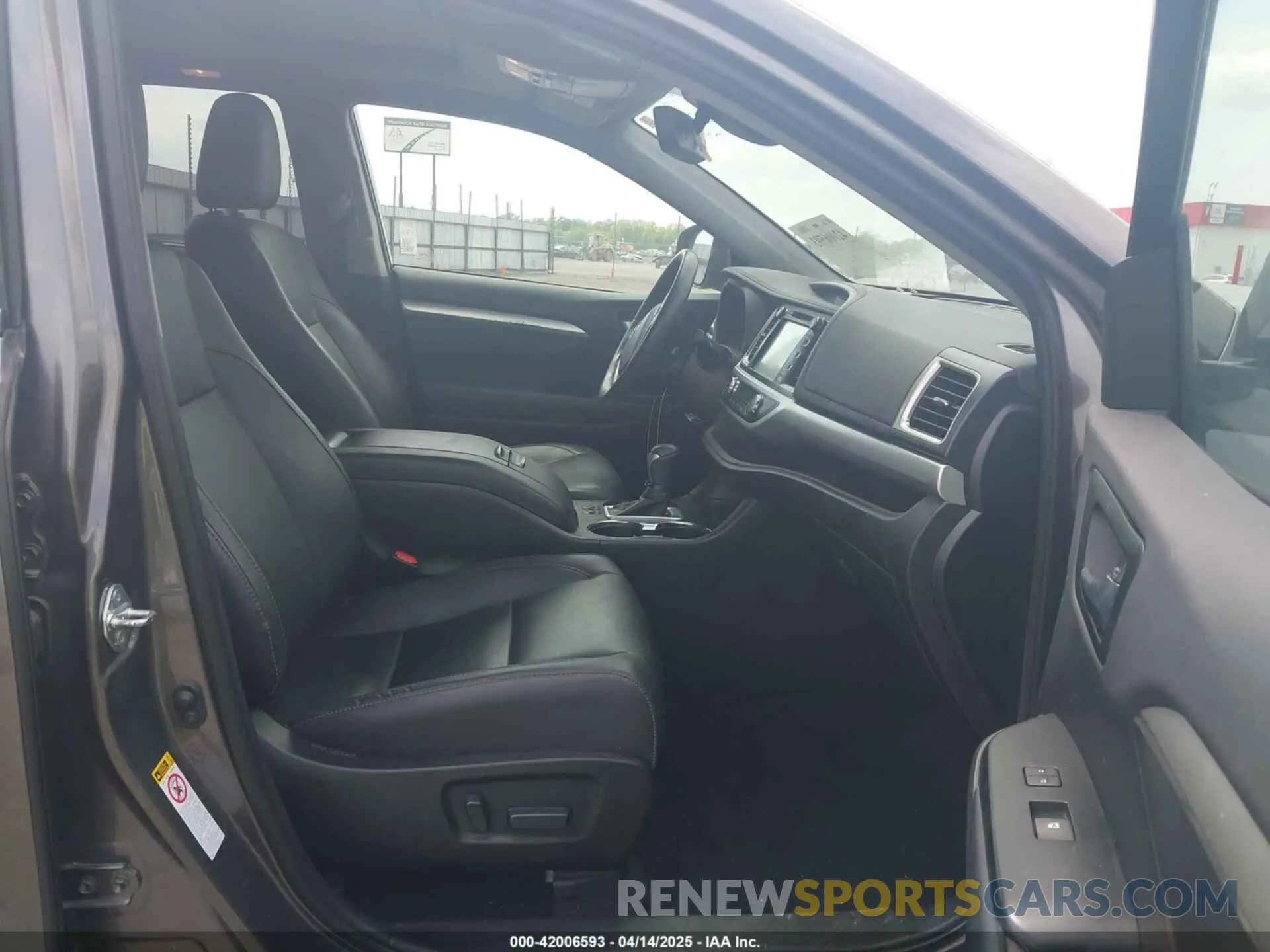 5 Photograph of a damaged car 5TDKZRFH3KS353087 TOYOTA HIGHLANDER 2019