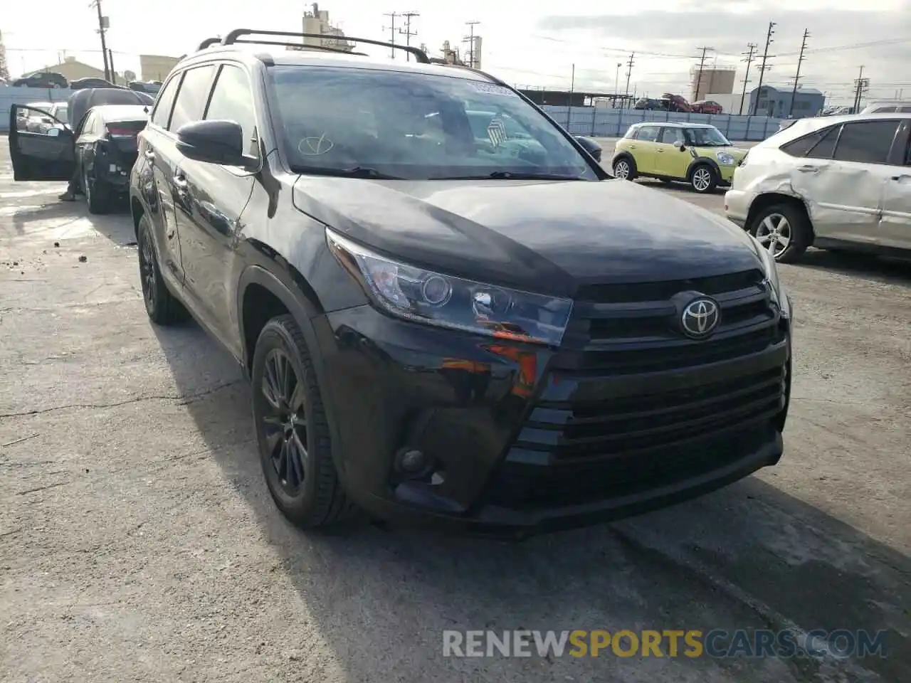 4 Photograph of a damaged car 5TDKZRFH3KS550602 TOYOTA HIGHLANDER 2019