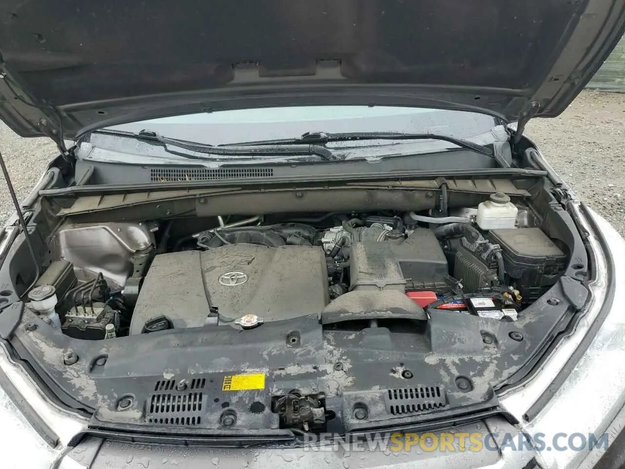 13 Photograph of a damaged car 5TDKZRFH3KS557758 TOYOTA HIGHLANDER 2019