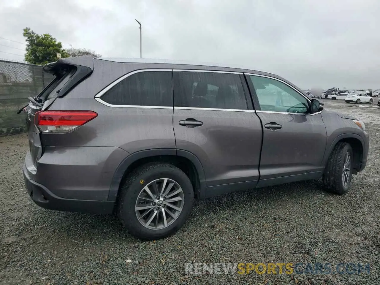 3 Photograph of a damaged car 5TDKZRFH3KS557758 TOYOTA HIGHLANDER 2019