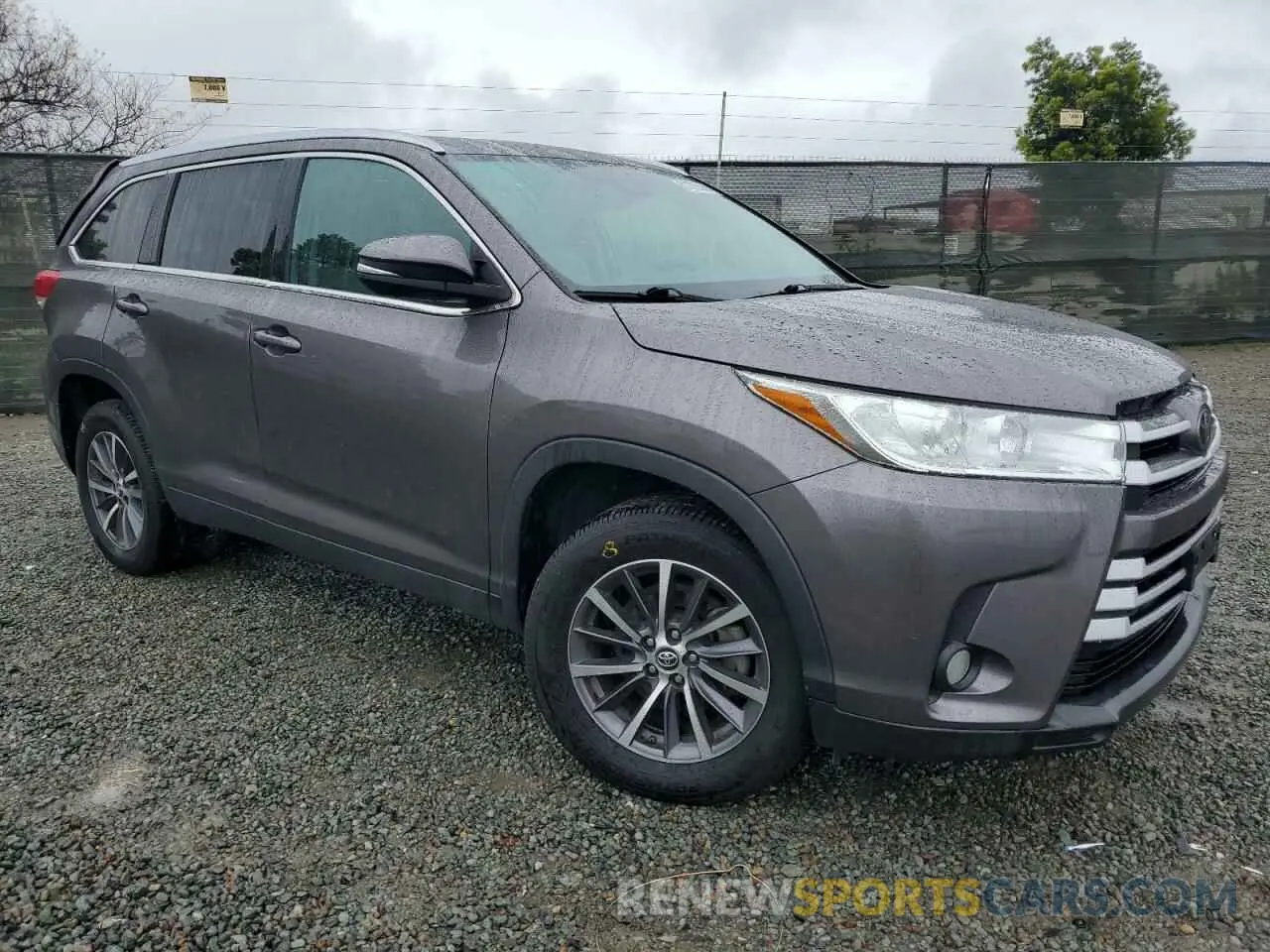 4 Photograph of a damaged car 5TDKZRFH3KS557758 TOYOTA HIGHLANDER 2019