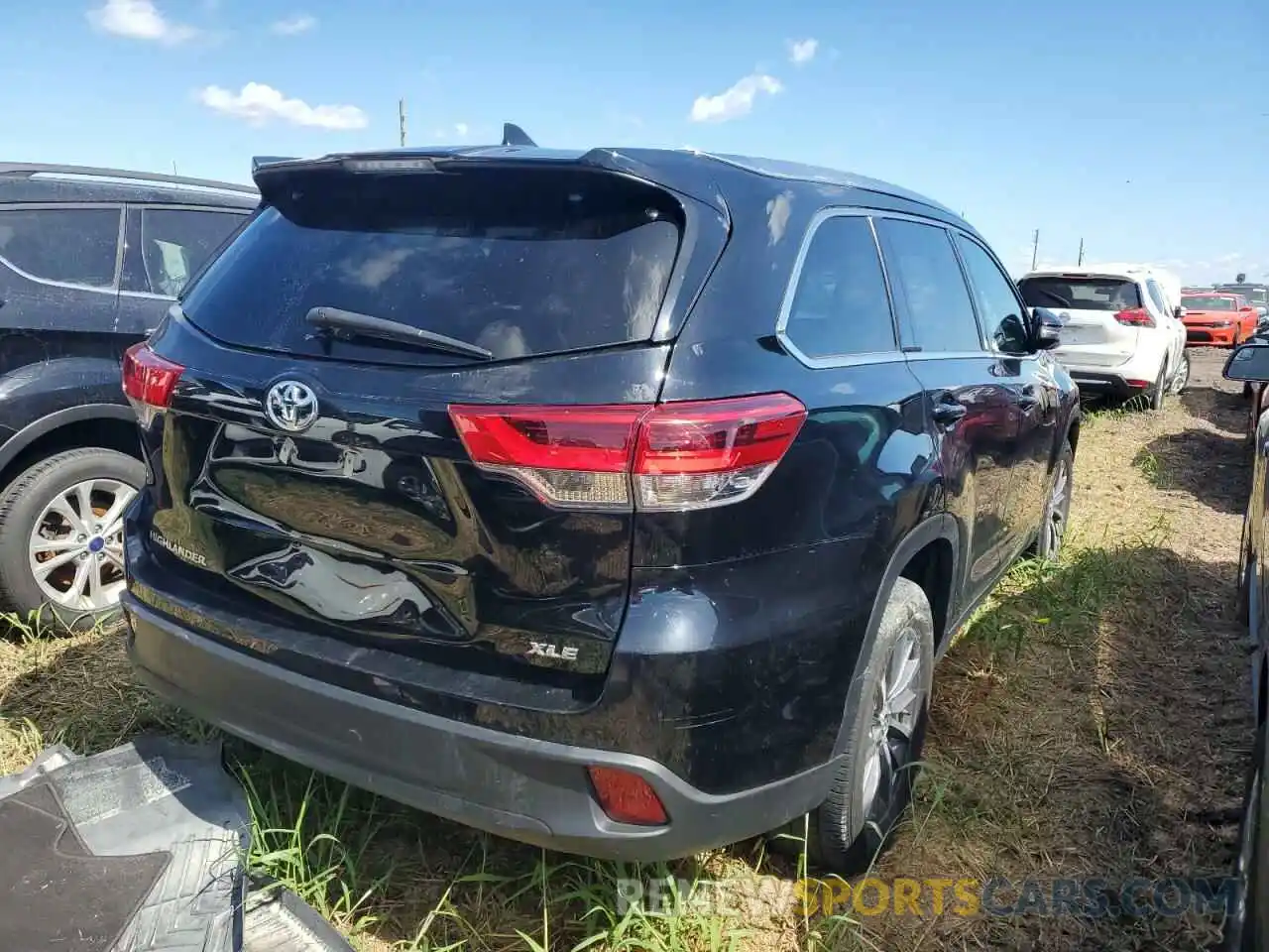 4 Photograph of a damaged car 5TDKZRFH3KS558635 TOYOTA HIGHLANDER 2019