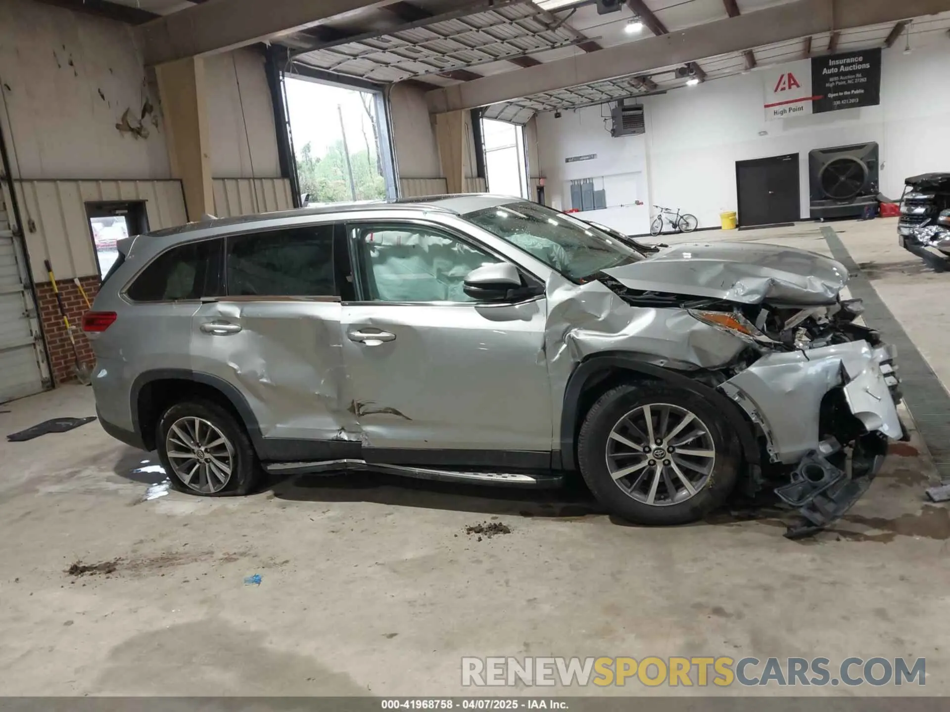 12 Photograph of a damaged car 5TDKZRFH3KS559252 TOYOTA HIGHLANDER 2019