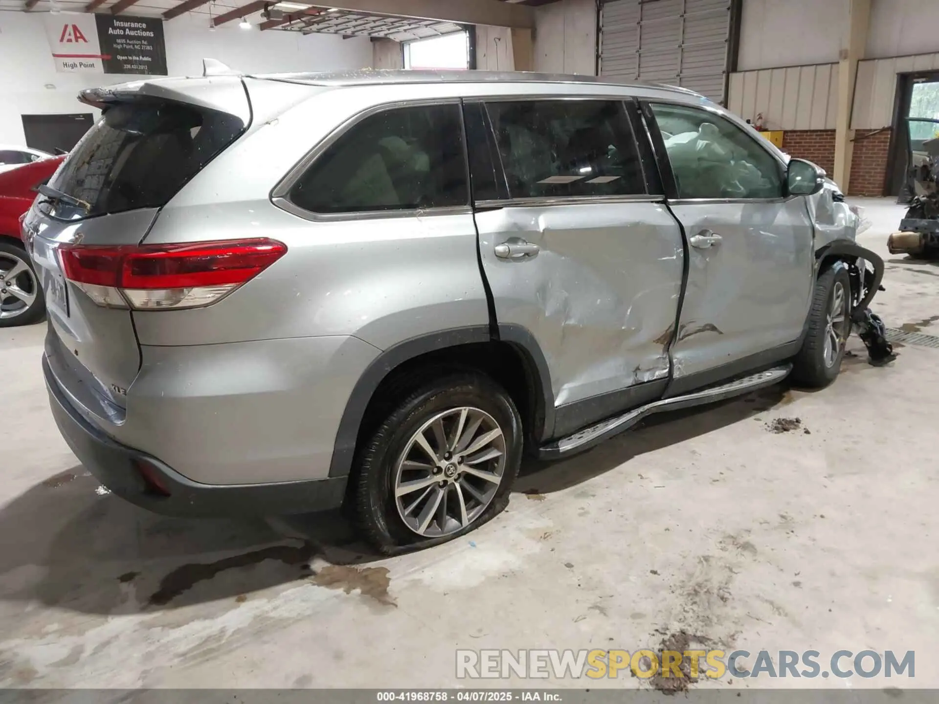 4 Photograph of a damaged car 5TDKZRFH3KS559252 TOYOTA HIGHLANDER 2019