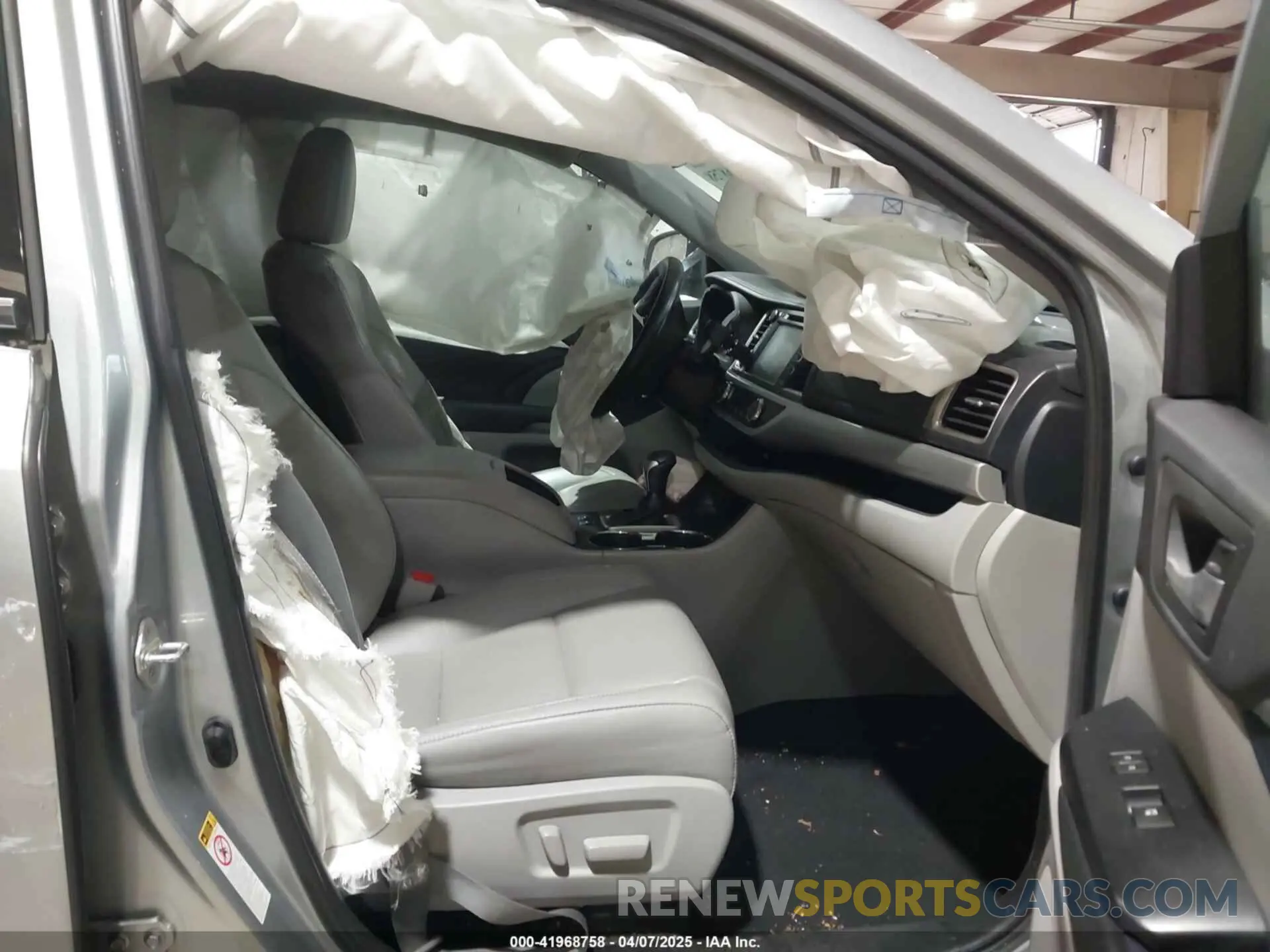 5 Photograph of a damaged car 5TDKZRFH3KS559252 TOYOTA HIGHLANDER 2019