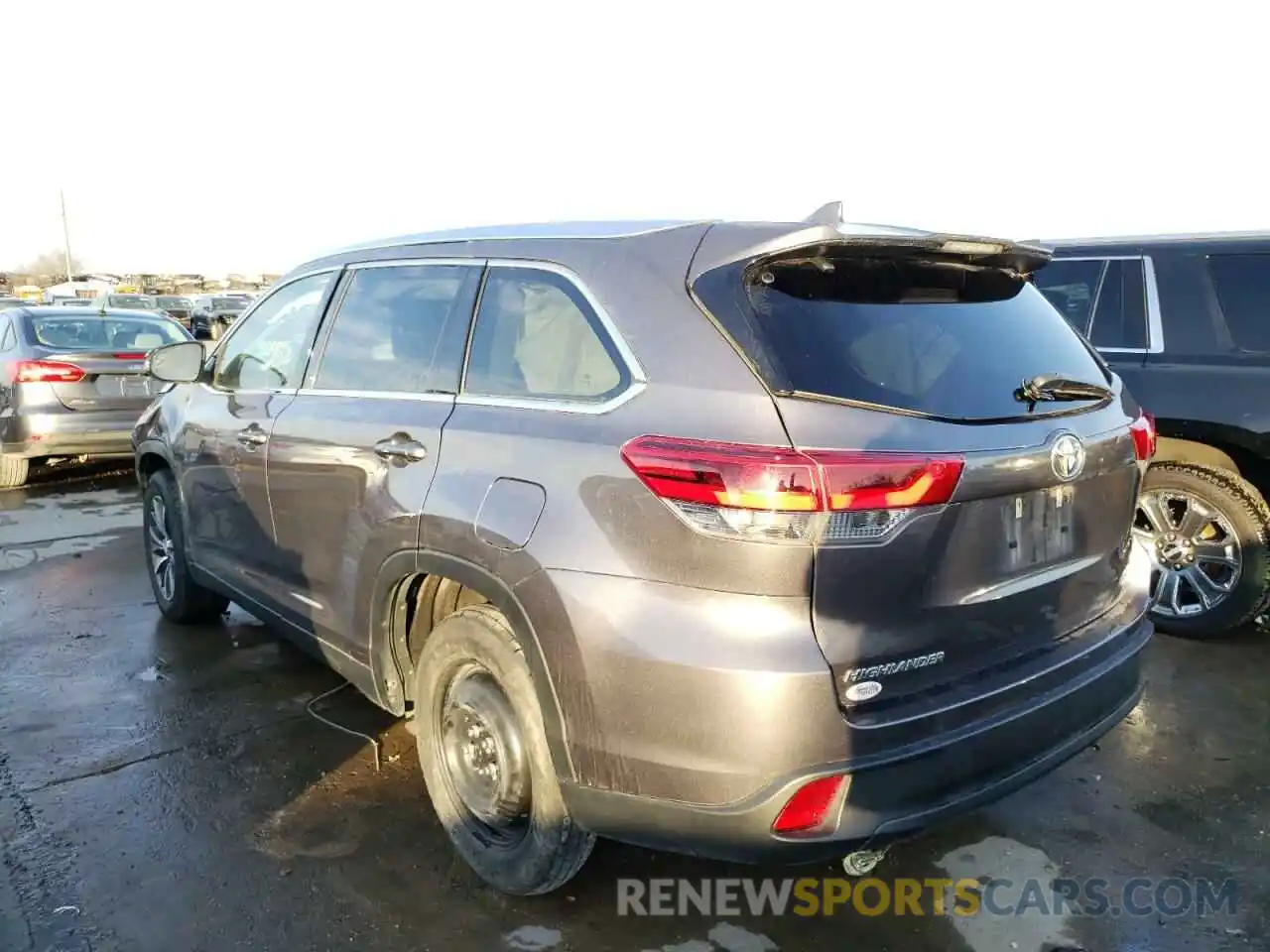 3 Photograph of a damaged car 5TDKZRFH3KS559834 TOYOTA HIGHLANDER 2019