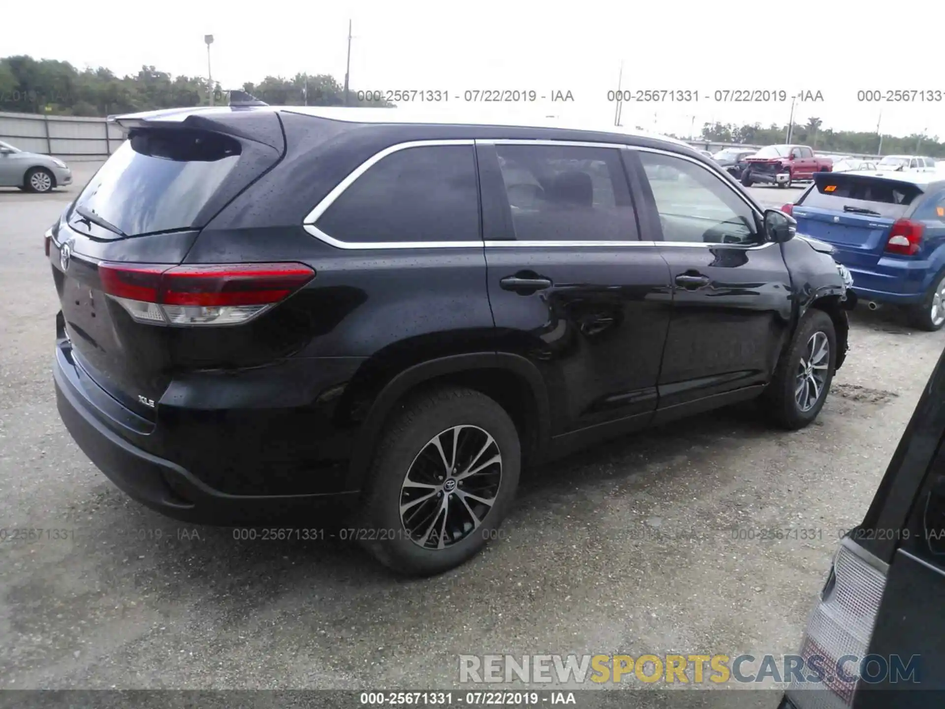 4 Photograph of a damaged car 5TDKZRFH3KS560000 TOYOTA HIGHLANDER 2019