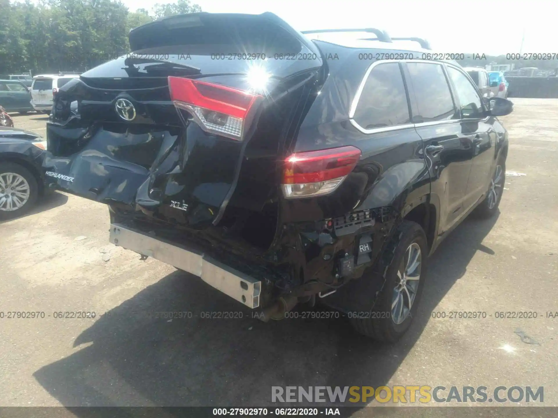 4 Photograph of a damaged car 5TDKZRFH3KS560417 TOYOTA HIGHLANDER 2019