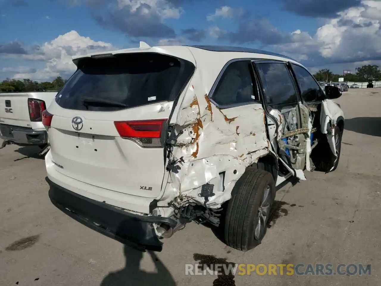 3 Photograph of a damaged car 5TDKZRFH3KS566928 TOYOTA HIGHLANDER 2019