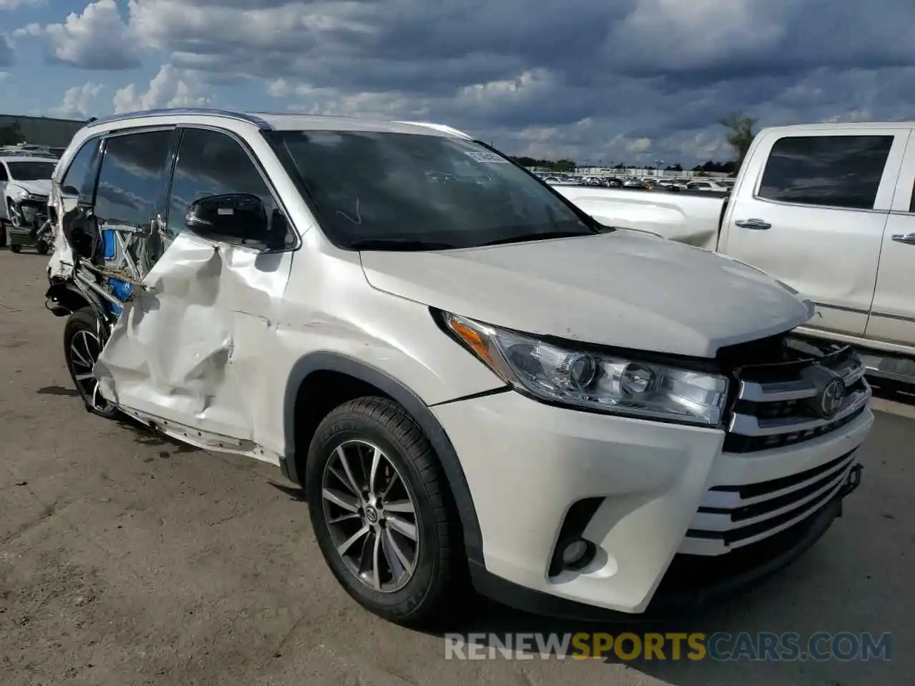 4 Photograph of a damaged car 5TDKZRFH3KS566928 TOYOTA HIGHLANDER 2019