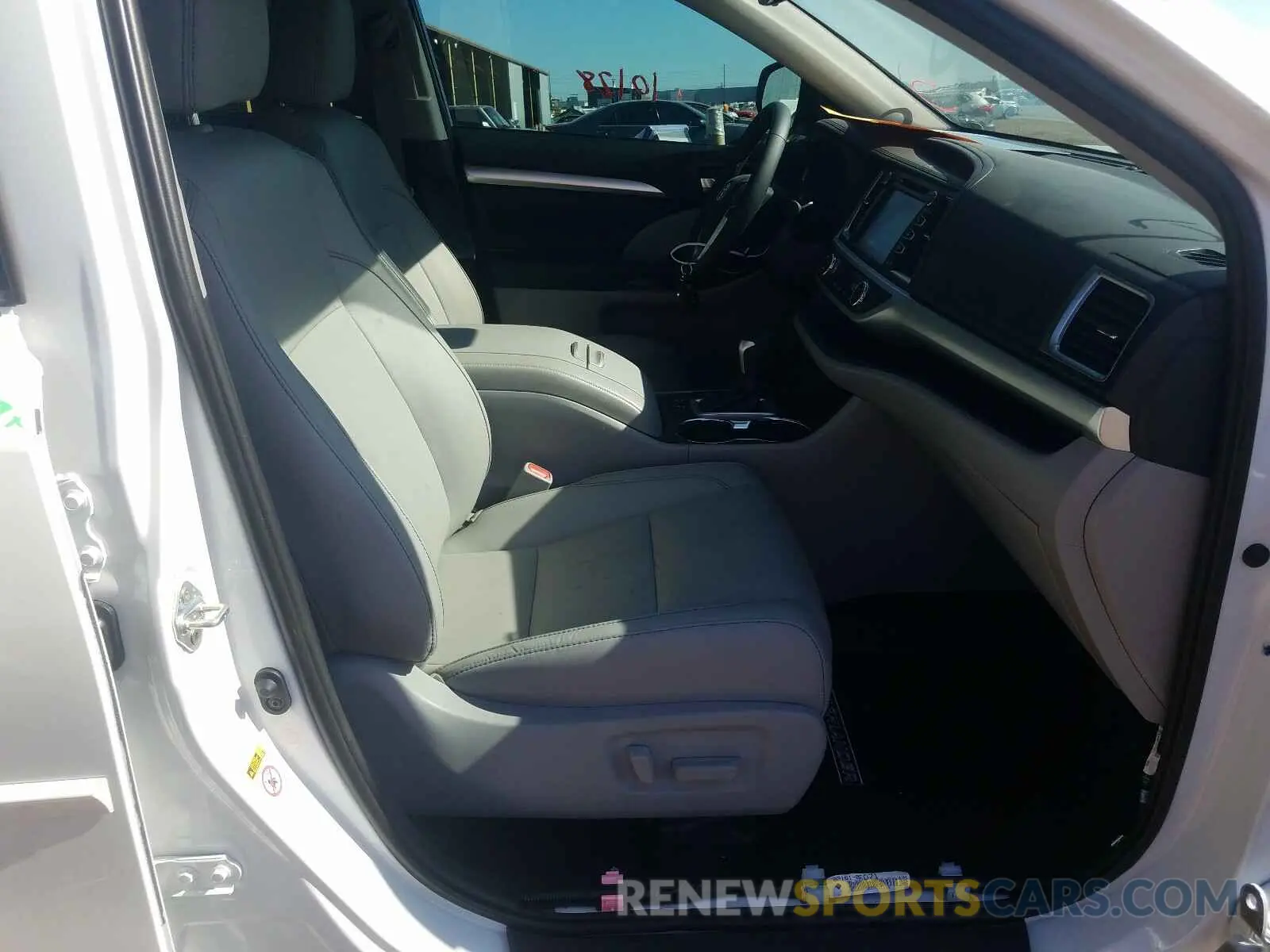 5 Photograph of a damaged car 5TDKZRFH3KS569750 TOYOTA HIGHLANDER 2019