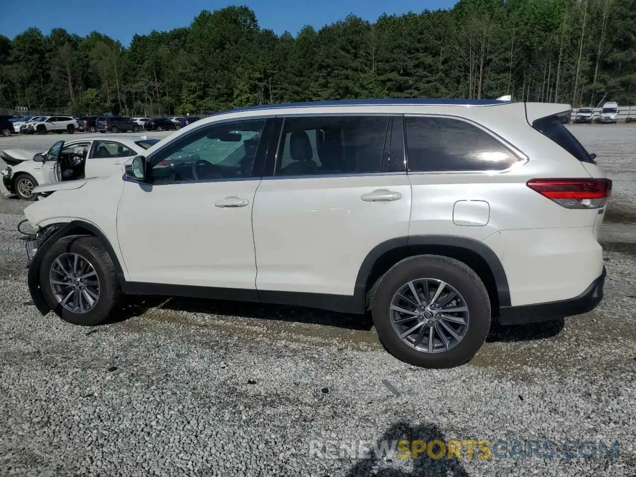 2 Photograph of a damaged car 5TDKZRFH3KS569876 TOYOTA HIGHLANDER 2019