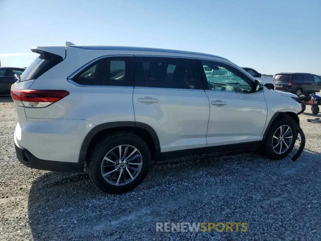 3 Photograph of a damaged car 5TDKZRFH3KS569876 TOYOTA HIGHLANDER 2019