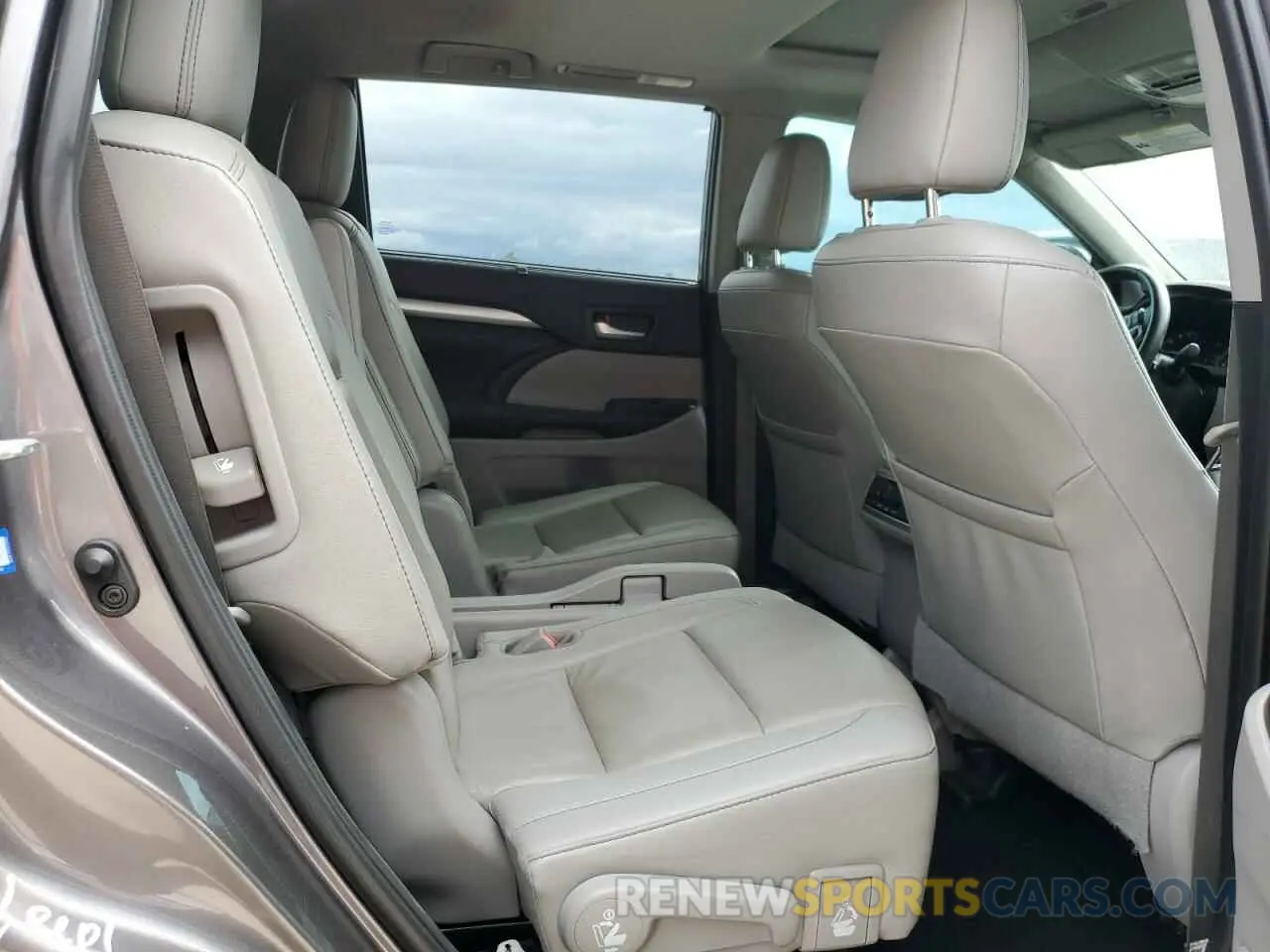 11 Photograph of a damaged car 5TDKZRFH3KS570400 TOYOTA HIGHLANDER 2019