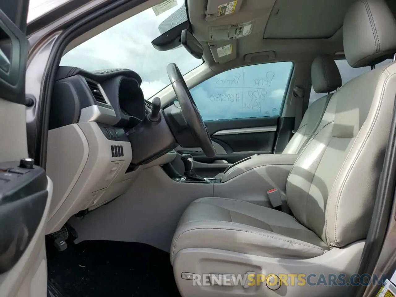 7 Photograph of a damaged car 5TDKZRFH3KS570400 TOYOTA HIGHLANDER 2019