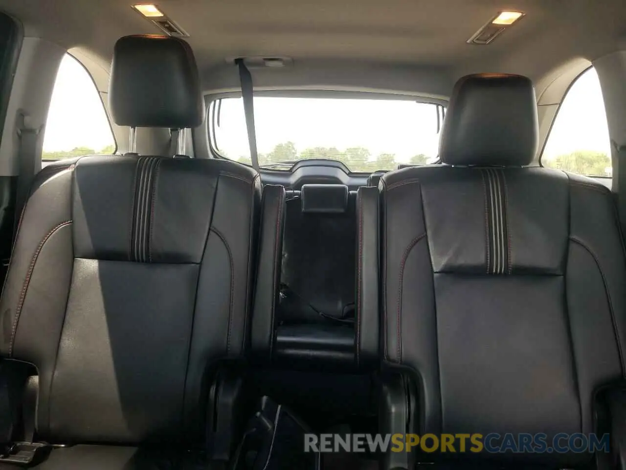 10 Photograph of a damaged car 5TDKZRFH3KS570607 TOYOTA HIGHLANDER 2019