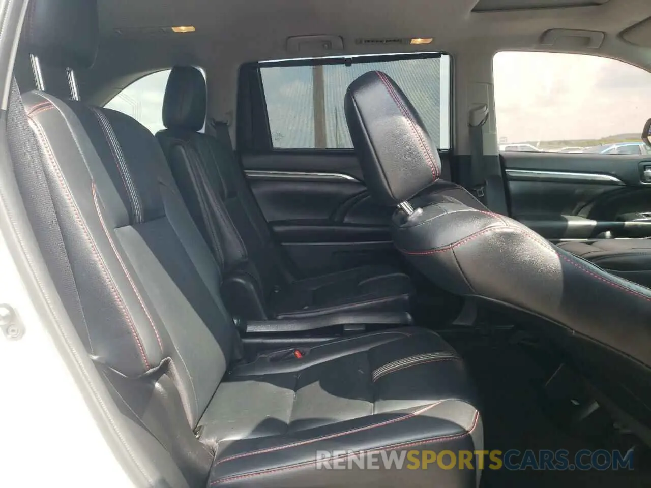 11 Photograph of a damaged car 5TDKZRFH3KS570607 TOYOTA HIGHLANDER 2019
