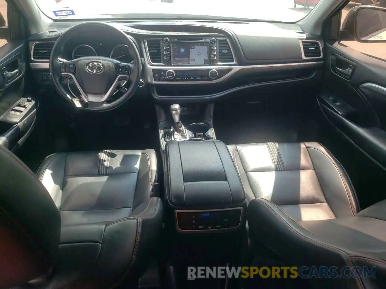 8 Photograph of a damaged car 5TDKZRFH3KS570607 TOYOTA HIGHLANDER 2019